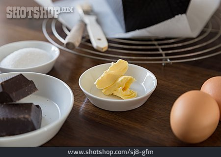 
                Eier, Butter, Blockschokolade, Backzutaten                   