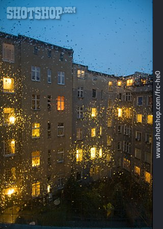 
                Regentropfen, Innenhof, Fensterscheibe, Regenwetter                   
