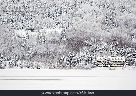 
                Hotel, Schneelandschaft, Winterwald                   