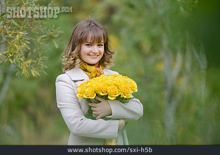 
                Frau, Sommerlich, Rosenstrauß, Blumengeschenk                   