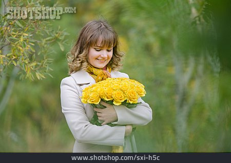 
                Junge Frau, Rosenstrauß, Blumengeschenk                   