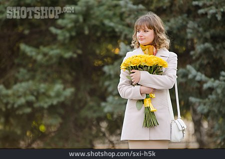
                Frau, Rosenstrauß, Blumengeschenk                   