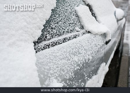 
                Fahrzeug, Verschneit                   