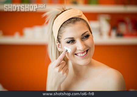 
                Frau, Gesichtsmaske, Gesichtscreme                   