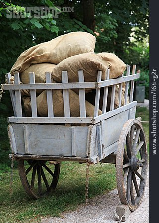 
                Historisches Fahrzeug, Kutsche, Kartoffelsack                   