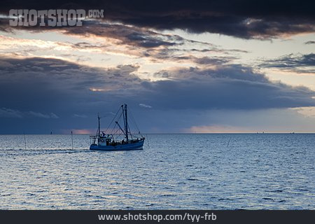 
                Nordsee, Fischerboot, Blaue Stunde                   
