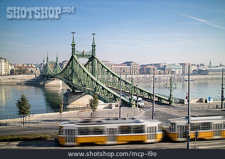 
                Straßenbahn, Budapest, Freiheitsbrücke                   