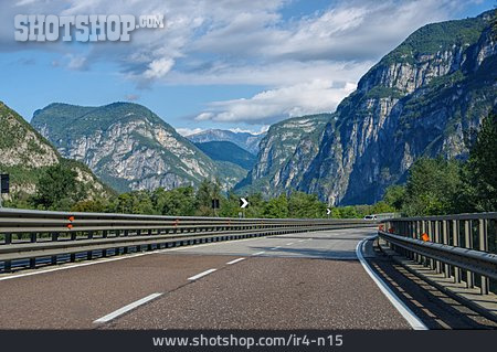 
                Autobahn, Alpen, Italien                   