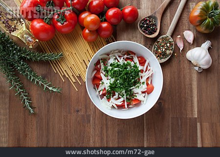 
                Pasta, Italienische Küche, Tomatensalat                   