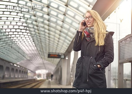 
                Junge Frau, Bahnhof, Personennahverkehr                   