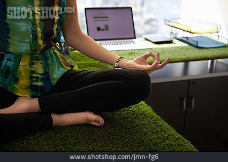 
                Pause & Auszeit, Arbeitsplatz, Meditieren, Stressabbau                   