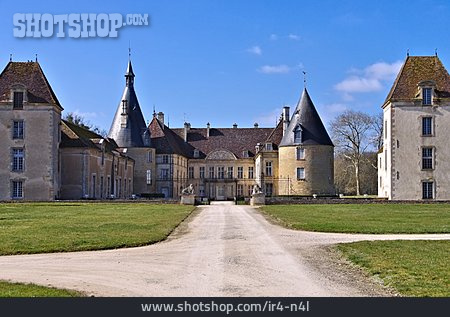 
                Schloss Commarin                   