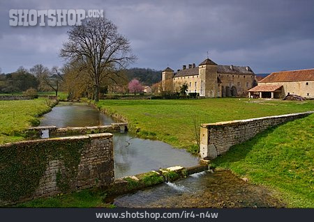 
                Schloss Ozenay                   