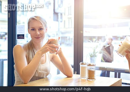 
                Frau, Lächeln, Café, Kaffeepause                   