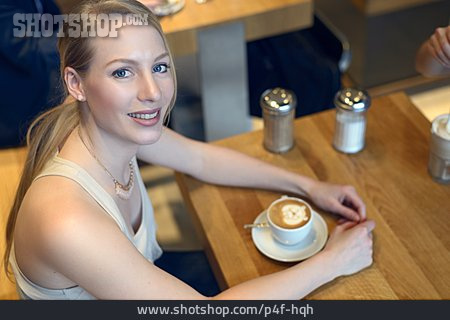 
                Junge Frau, Kaffee, Kaffeebar                   