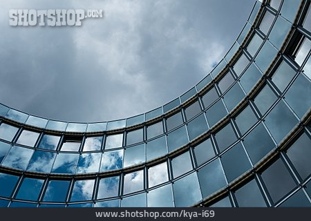 
                Bürogebäude, Glasfassade, Bewölkter Himmel                   