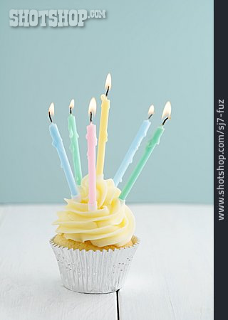 
                Geburtstag, Kerzen, Cupcake                   
