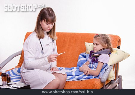 
                Untersuchung, Fieberthermometer, Kinderärztin                   