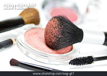 
                Pinsel, Puder, Rouge                   