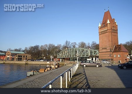 
                Hafen, Trave, Lübeck                   