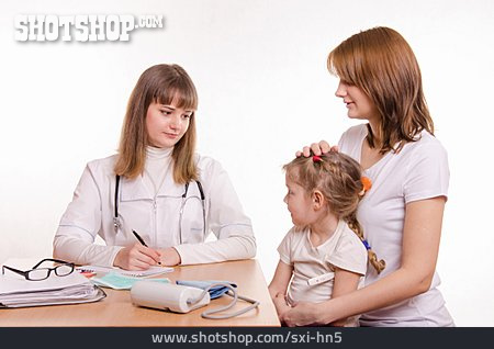 
                Sprechstunde, Gesundheitscheck, Kinderärztin                   