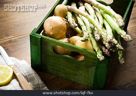 
                Grüner Spargel, Kartoffeln, Zwiebel, Gemüsekiste                   