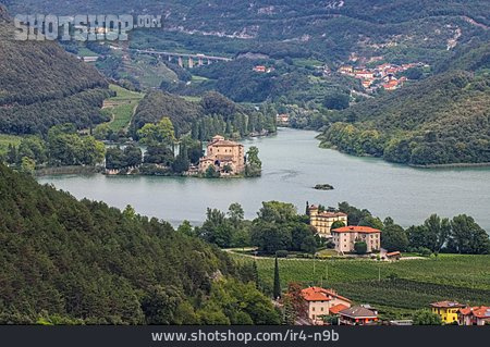 
                Trentino, Tobliner See, Castel Toblino                   