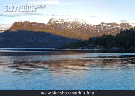 
                Norwegen, Berggipfel, Gewässer                   