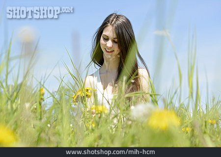 
                Mädchen, Junge Frau, Blumenwiese, Naturverbunden                   