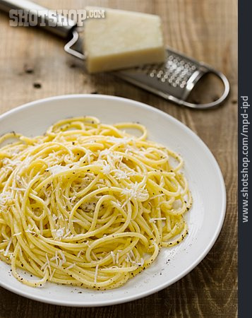 
                Spaghetti, Parmesan, Käsesauce                   