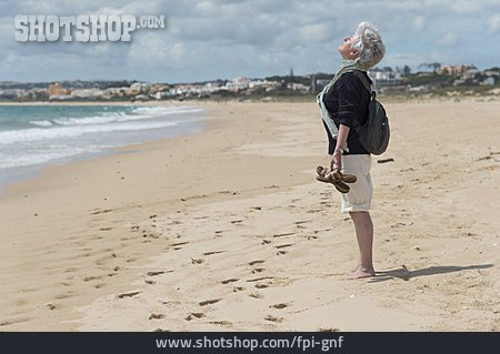 
                Seniorin, Strand, Barfuß, Touristin                   