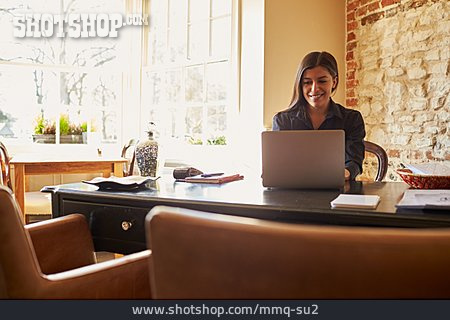 
                Geschäftsfrau, Hotel, Schreibtisch                   