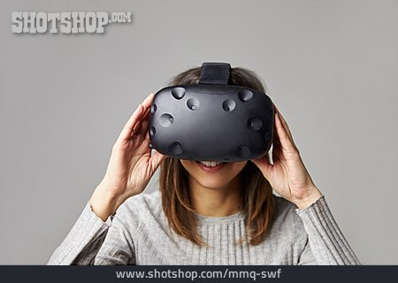 
                Computerspiel, Spielerin, Virtuell, Virtual Reality Headset                   