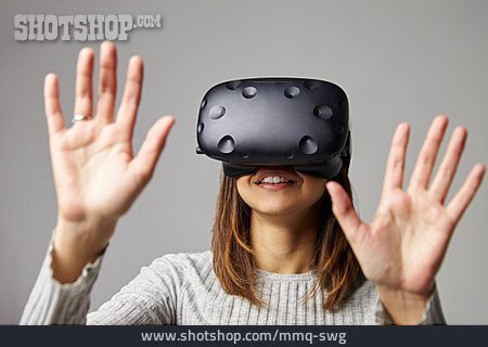 
                Computerspiel, Spielerin, Virtuell, Virtual Reality Headset                   