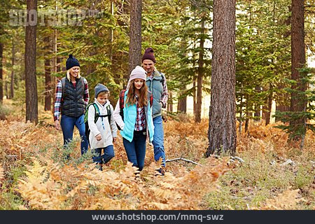 
                Familie, Waldspaziergang                   