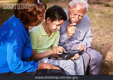 
                Enkel, Großeltern, Tablet-pc                   