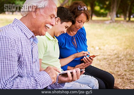 
                Enkel, Chatten, Großeltern, Smartphone                   