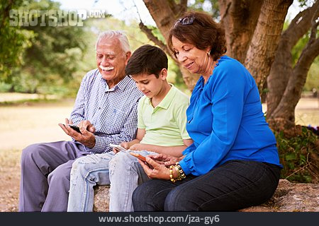 
                Chatten, Großeltern, Smartphone                   