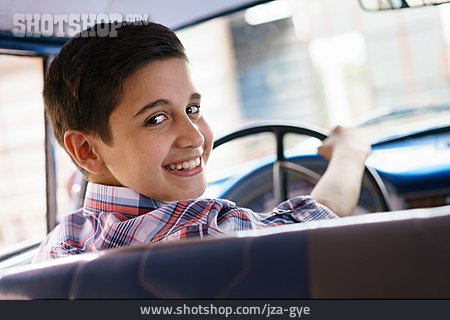 
                Junge, Auto Fahren                   