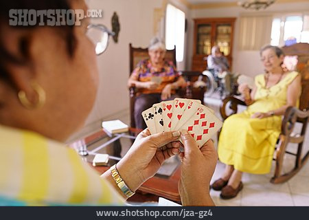 
                Seniorin, Kartenspiel, Betreutes Wohnen                   