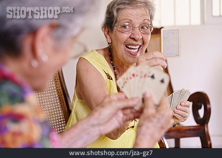 
                Seniorin, Pensionierung, Altenheim, Kartenspiel                   