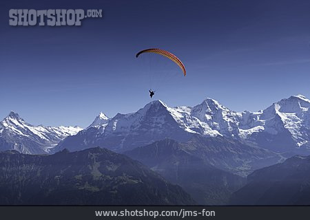 
                Gleitschirmflieger, Schweizer Alpen                   