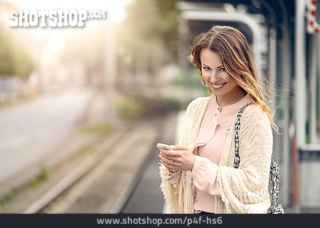 
                Junge Frau, Haltestelle, Sms, Smartphone                   