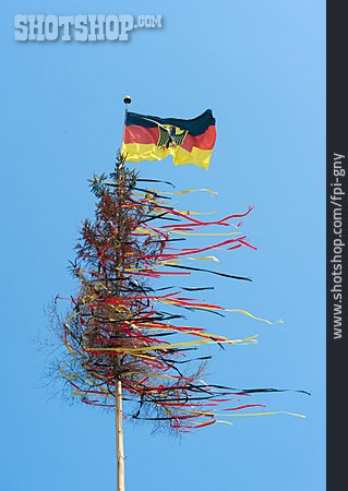 
                Deutschland, Maibaum, Deutschlandflagge                   