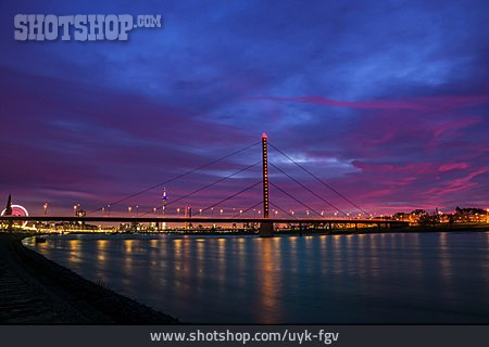 
                Düsseldorf, Blaue Stunde, Schrägseilbrücke, Rheinkniebrücke                   