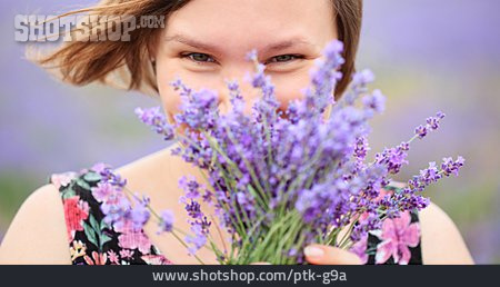 
                Frau, Blumenstrauß, Lavendel                   
