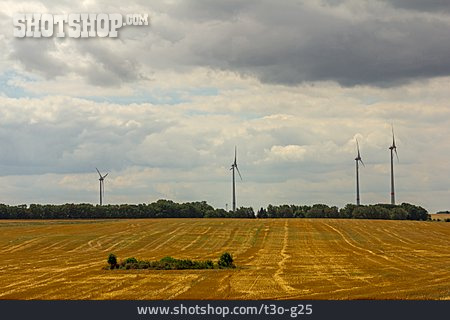 
                Windkraftanlage, Stoppelfeld                   