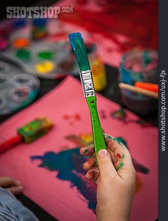 
                Kinderhand, Pinsel, Kreativ, Fingerfarben                   