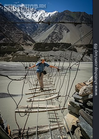 
                Brücke, Hängebrücke, Wanderin, Karakorum                   