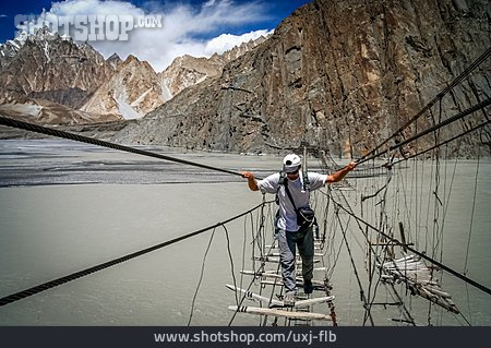 
                Brücke, Hängebrücke, Wanderer, überqueren, Karakorum                   